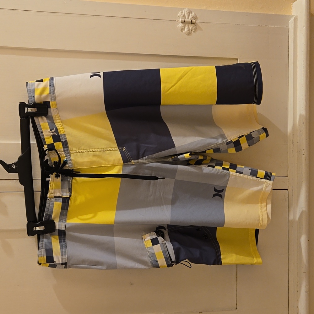 Hurley yellow, black,white and gray shorts Sz 34
